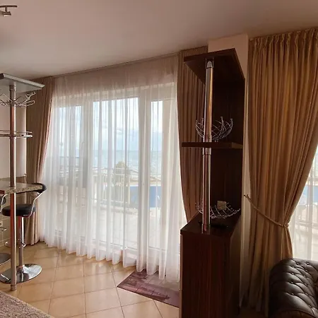 Bellevue Beachfront Paradise דירה