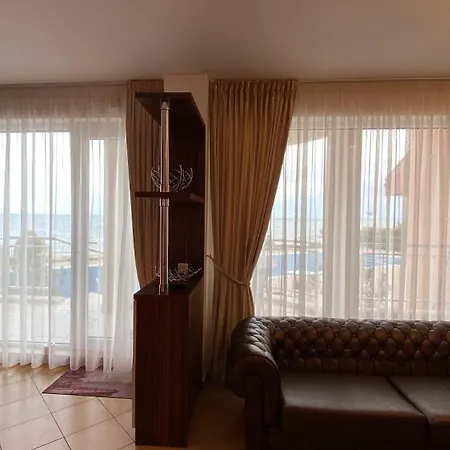 Bellevue Beachfront Paradise דירה