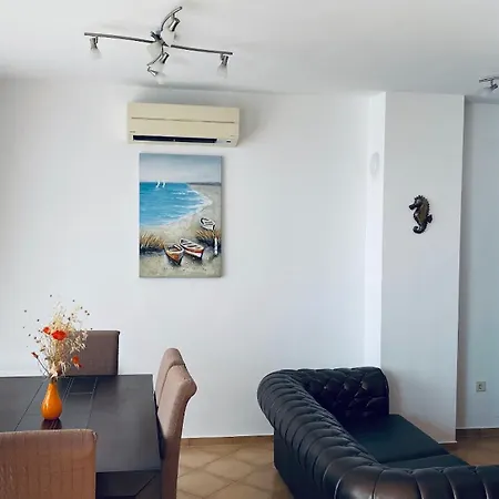 Daire Bellevue Beachfront Paradise